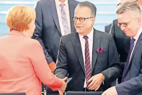 Sommer 2016: Der damalige Leiter des BAMF, Weise (Mitte) trifft sich mit Kanzlerin Merkel und Bundesinnenminister de Maizière, u