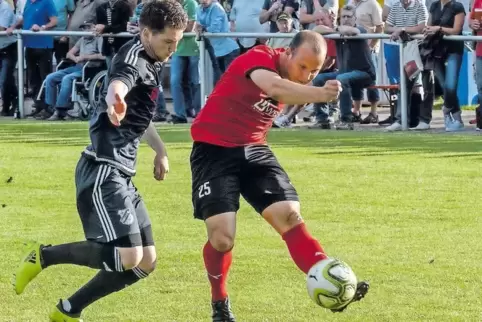 Wieder eine Chance für Sven Kollenda. Links Christian Wolsiffer.