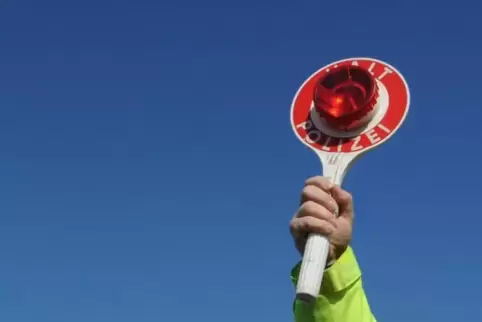 Angehalten von der Polizei wurde ein Fahrer, der offensichtlich zu tief ins Glas geschaut hatte. Symbolbild: dpa