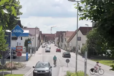 Versorgungsleitungen sollen erneuert werden und die Straße ihren Rennstrecken-Charakter verlieren.  Foto: IVERSEN 