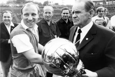 Sepp Herberger, der Vater des Wunders von Bern, zählt zu den größten Trainern der Fußballgeschichte. Das Bild zeigt ihn mit Uwe 