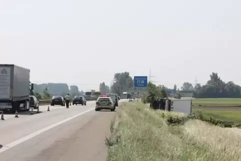 Der Sattelschlepper liegt neben der A 61. Der Fahrer wurde nicht verletzt, den Schaden schätzt die Polizei auf etwa 80.000 Euro.