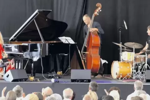 Die Pianistin Anke Helfrich blickt auf die stolze Kulisse von 180 Zuhörern bei ihrem Debüt in Pirmasens. Mit auf der Bühne sind 