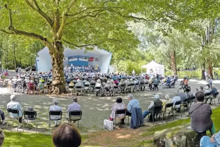 Großer Andrang im schattigen Grün: die Musikfreunde Zornheim beim Volksparkkonzert.