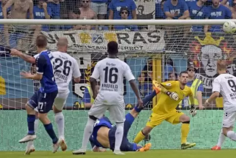 Das Siegtor des KFC Uerdingen: Tanju Öztürk trifft zum 2:1, Markus Scholz im Tor des SV Waldhof Mannheim ist geschlagen. Foto: K
