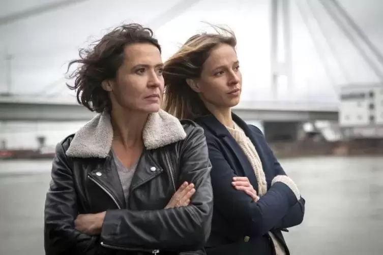 Drehen noch bis Ende Juni für einen neuen Tatort: Ulrike Folkerts (links) und Lisa Bitter. Foto: Sabine Hackenberg/ARD 