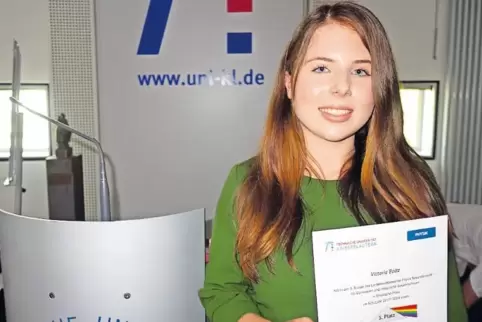 Victoria Boltz hat in der Universität Kaiserslautern ihre Auszeichnung erhalten.