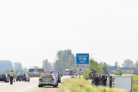 Der umgestürzte Lkw auf der A 61 – der Sachschaden beläuft sich auf 80.000 Euro.