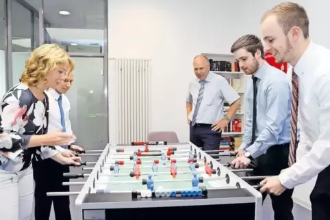 Im „fliegenden Wechsel “tauschen Teams ihre Mitspieler aus – aus Spielern werden Zuschauer und umgekehrt.