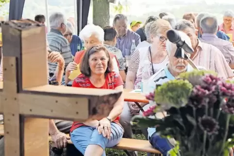 Herrliches Ambiente, volle Sitzreihen: Der Gottesdienst im Grünen der PWV-Ortsgruppe „Hinkelstein“ hat zahlreiche Besucher ans F