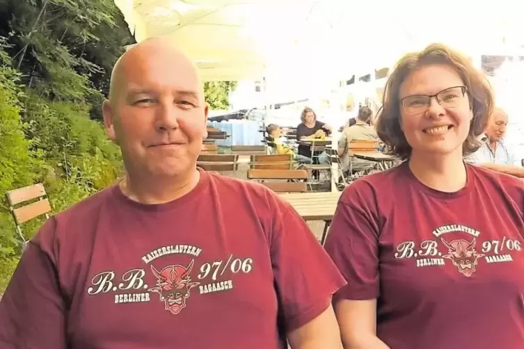 Sie führen den FCK-Fan-Klub „Berliner Bagaasch“: Martina Oßwald und Axel Adam. Das Bild stammt vom Besuch der beiden in der Wald