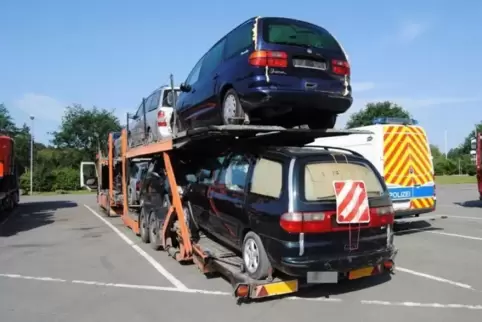 Bis unters Dach mit Elektro- und Haushaltsgeräten voll gepackt waren diese Gebrauchwagenfahrzeuge auf einem Autotransporter, den