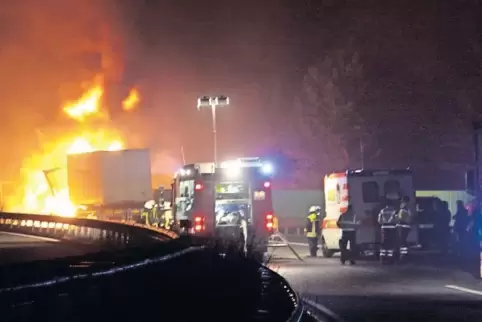 Immer wieder kommt es auf der Bundesstraße 10 zu Verkehrsunfällen, an denen Lastwagen beteiligt sind. Bei diesem besonders heikl