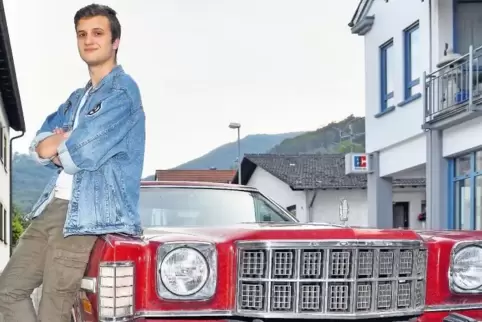 Dass dieser schicke Ami-Schlitten genau in dem Moment in Hambach parkte, als das Foto mit Jakob Fecht geplant war, war reiner Zu
