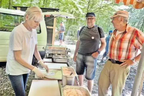Erste Station am historischen Kalkofen: Christel Schneider bereitet für den Heimat- und Kulturverein Flammkuchen zu. Interessier
