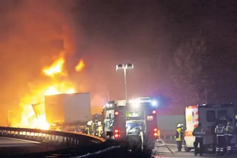 Immer wieder kommt es auf der Bundesstraße 10 zu Verkehrsunfällen, an denen Lastwagen beteiligt sind. Bei diesem besonders heikl