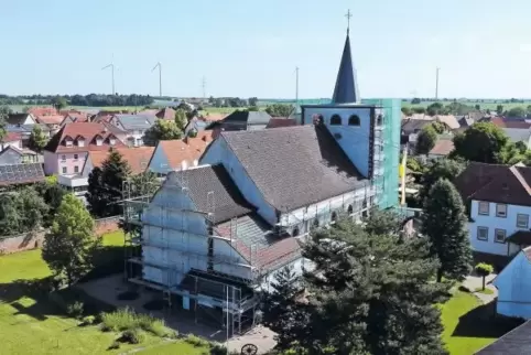 Die Minfelder Kirche St. Laurentius ist für die Sanierung komplett eingerüstet.