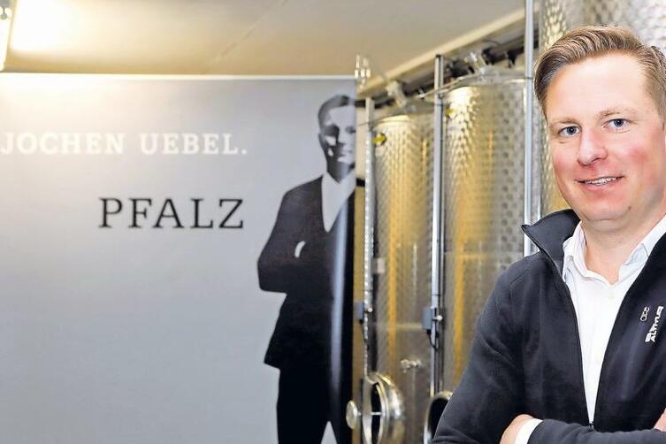 Jochen Uebel in James-Bond-Manier: Mit seinem Konterfei wirbt er für die Weine, die zur Marke werden sollen.