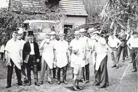 Schon 1962 haben die „Straußbuwe“ Kerwe gefeiert. Auch beim Umzug am Sonntag sind wieder Männer mit Sträußen dabei.