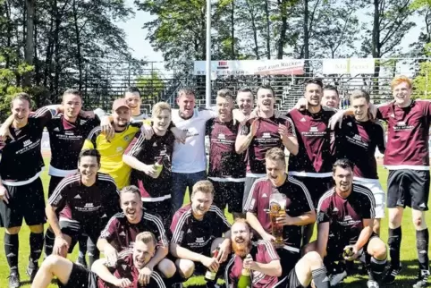 Freude pur auf dem Schillerhain: Die Meistermannschaft der SG Kirchheimbolanden/Orbis II.