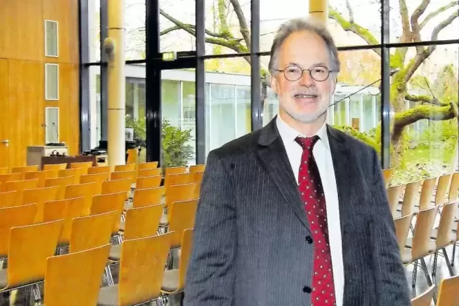Leere Stühle sind eine Seltenheit an der Uni: Rektor Holger Mühlenkamp in einem Vortragssaal.
