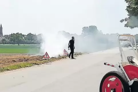 Gefährlich: Die gefundene Bombe qualmt.