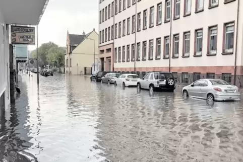 Sieht aus wie Venedig, ist aber die Burgstraße, aufgenommen nach dem Wolkenbruch am vorvergangenen Sonntag. Solche Starkregenere