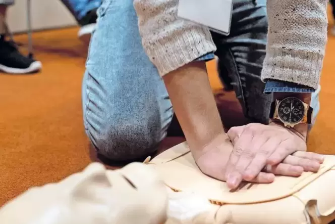 Üben an der Puppe: Wer bei der Herzdruckmassage die Melodie von Pippi Langstrumpf singt, ist im richtigen Takt.