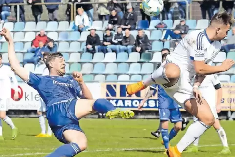 Marco Steil (links) ist schon zweimal – 2006 und 2008 – in die Regionalliga aufgestiegen. Gelingt es dem langen Innenverteidiger