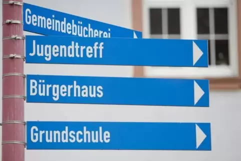 Muss wohl demnächst abgebaut werden: das Hinweisschild zur Grundschule in Frankenstein. Archivfoto: View