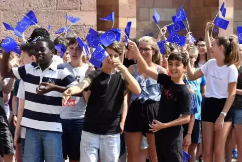 Bekenntnis zu Europa: Schülerinnen und Schüler des Käthe-Kollwitz-Gymnasiums auf dem Marktplatz. Foto: Mehn 
