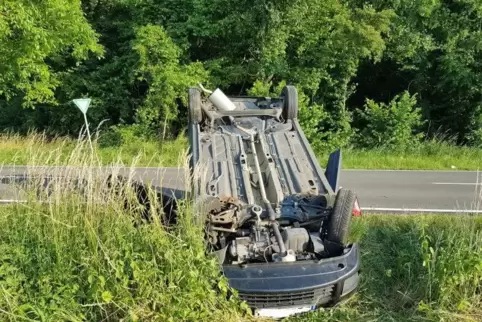 Der Fahrer des Unfallwagens wurde leicht verletzt. Foto: Lenz 