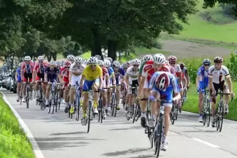 Am Samstag geht’s wieder bergauf nach Käshofen: Im Trofeo-Peloton frühere Jahre fuhr der Gesamtführende aber noch in Gelb. Foto: