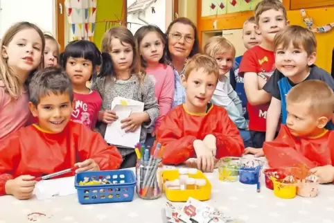 Berty Weisbarth im Kreis einiger Kindergartenkinder.