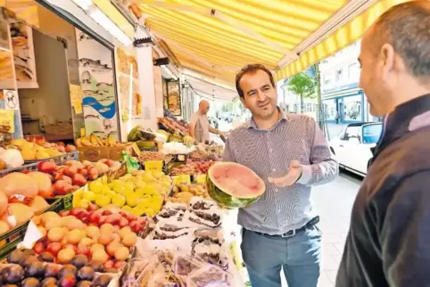 Typisch für die türkischen Lebensmittelläden: die Auslage mit Obst und Gemüse vor dem Geschäft – hier in der Speyerer Straße. In