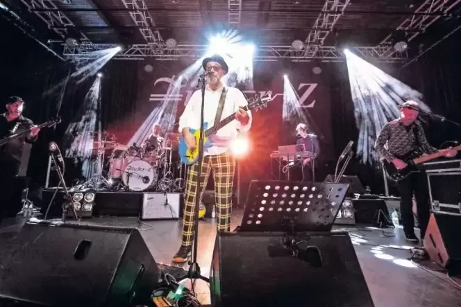 Treibender Rock und politische Botschaften: der Londoner John Watts mit seiner Band Fischer-Z im Kammgarn-Kasino. Treibender Rock und politische Botschaften: der Londoner John Watts mit seiner Band Fischer-Z im Kammgarn-Kasino.
