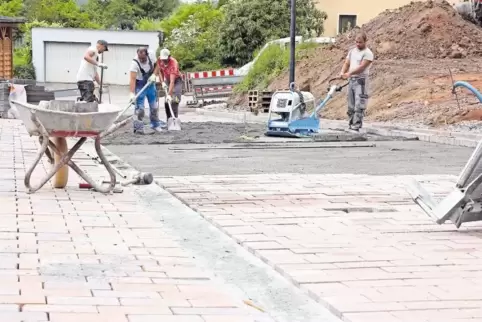 Die Schulstraße in Battweiler wird zurzeit gepflastert.