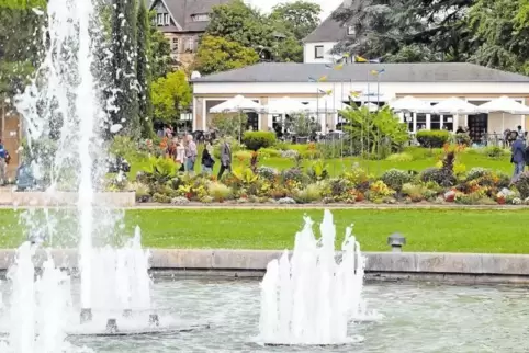 Im Sommer beliebt, im Winter oft wenig besucht: Der Kurpark und das Café Traubenkur von der Brunnenhalle aus betrachtet.