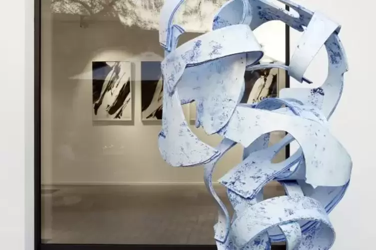 Im Außenraum der Tiefenthaler Galerie inszenierte Plastik „Inclusion“, ein lackierter Aluminium-Guss aus dem Jahr 2016.