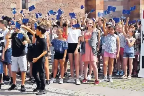 Blaue Fähnchenflut auf dem Marktplatz: In einem kleinen Sternmarsch ist die „Käthe“-Schulgemeinschaft zur Europa-Demo eingezogen