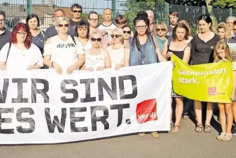 Eltern, Vertreter von Schulen und betroffene Integrationshelfer vom DRK Homburg gehen gegen die Kündigung auf die Straße.
