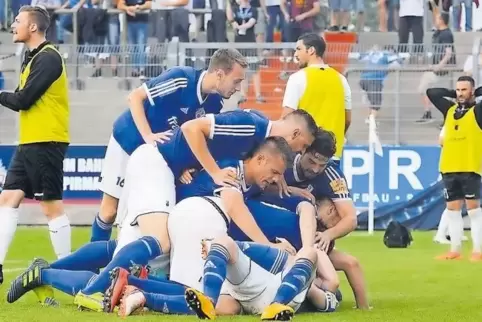 Pirmasenser Jubeltraube nach dem 1:0 – von Torschütze Christian Grimm sind nur die Beine zu sehen.