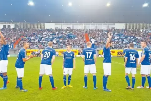 Hier grüßt der Regionalliga-Aufsteiger: Fan-Choreographie auf der Haupttribüne bei der Vorstellung der beiden Mannschaften. Von 