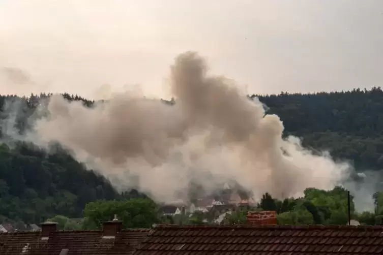 Auch aus gr&ouml;&szlig;erer Entfernung ist eine Rauchs&auml;ule zu sehen. Foto: Kajo