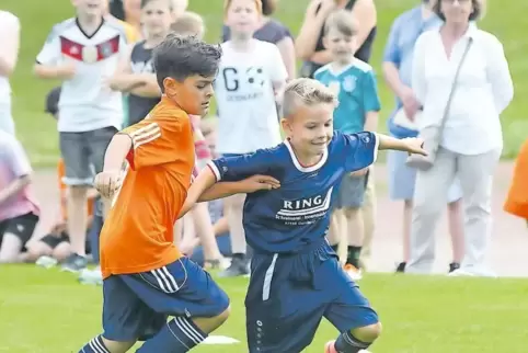 Akteure und Fans ganz bei der Sache: Szene aus der Begegnung zwischen den Grundschulen aus Kirchheimbolanden (in Orange) und dem