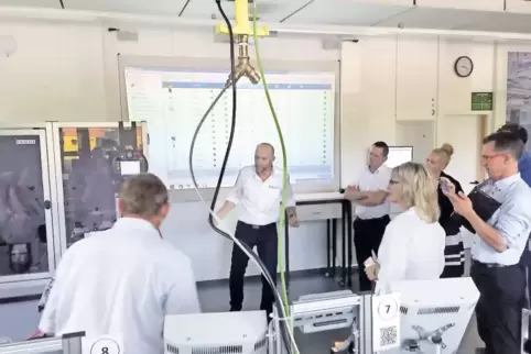 Klaus Gartner erklärt den Grundlagenteil der „Lernfabrik 4.0“ an der Carl-Benz-Schule. Die Delegation um Landtagsabgeordnete Ank