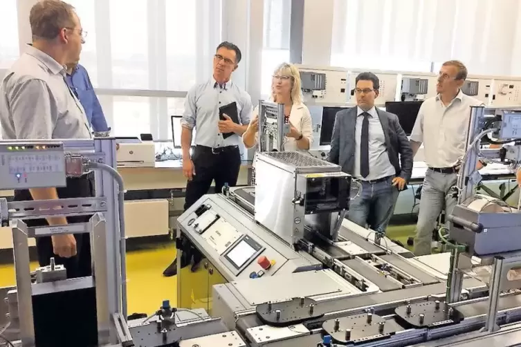 Standort 2 der &bdquo;Lernfabrik 4.0&ldquo; ist die Heinrich-Hertz-Schule. Hier werden die Formen des ersten Produktionsschrittes mit Elektr