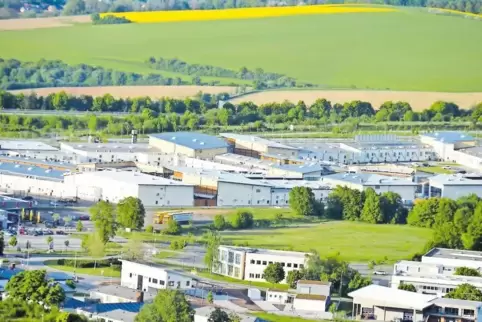 Die Fläche gegenüber dem Zweibrücker Outlet (auf dem Foto im Hintergrund) ist heiß begehrt unter Investoren. Jetzt gibt es Pläne