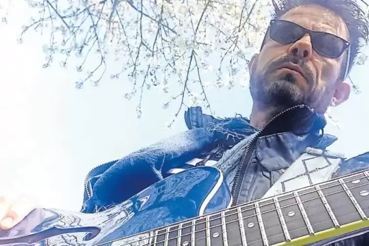 Der Pf&auml;lzer Gitarrist Timo Gross spielt am 24. Juni.