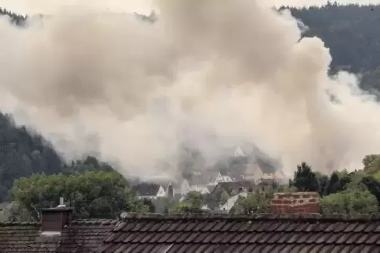 Rauchwolken gestern Morgen über der Veldenzstadt: Der Dachstuhl des Seniorenheims steht in Flammen.